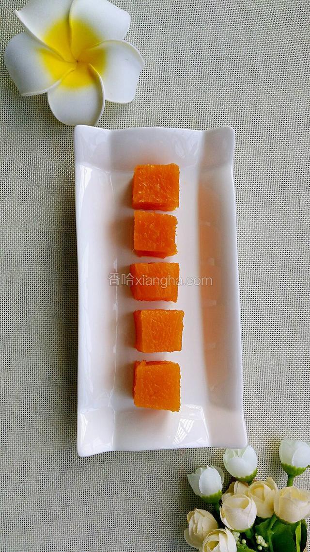晾凉后放进冰箱冷藏。成型后取出来切小块，装盘即可食用。