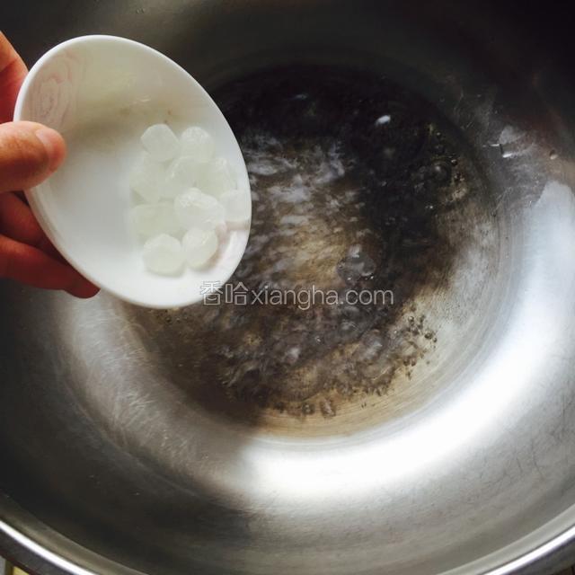 锅内放水，再放入冰糖熬化了后，放淀粉水和蜂蜜，烧开后浇在摆在盘子里的糯米红枣