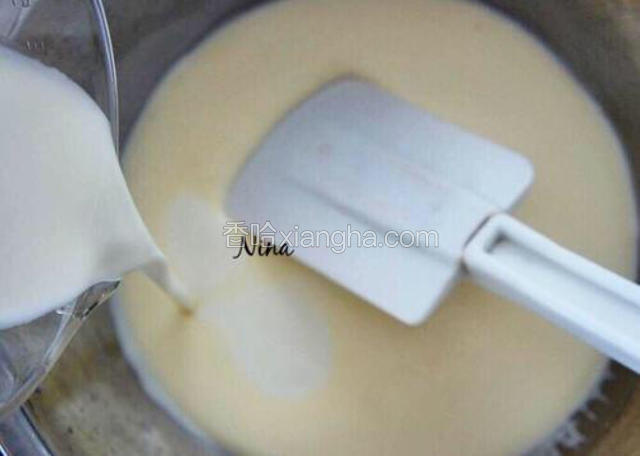 接着加入淡奶油，搅拌均匀。