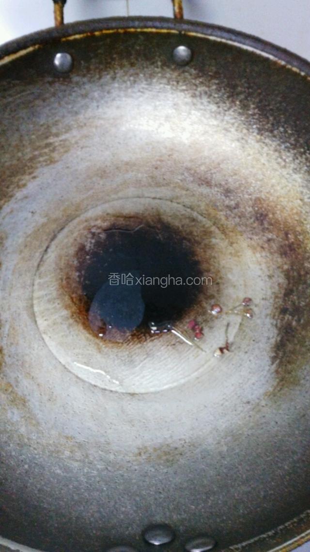 锅中留底油，放入花椒炸香