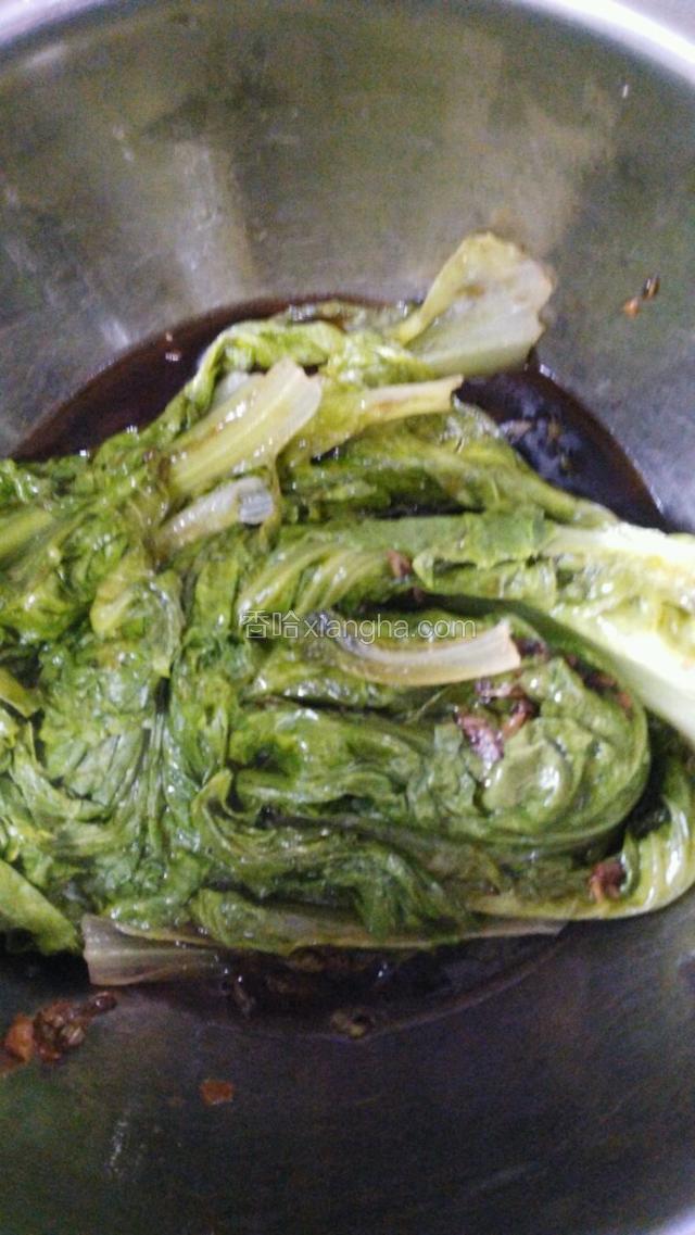 将搅拌好的汁淋入盛菜的容器中，用筷子拌匀。