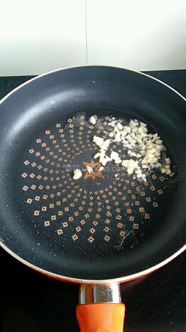 锅内倒适量油，倒入蒜末，小火煸香。