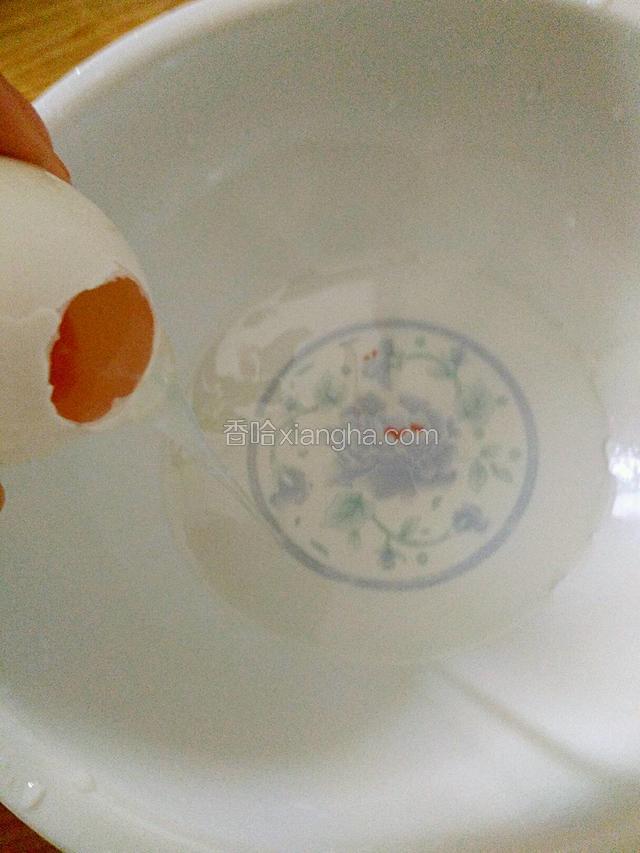 鸭蛋敲一个小洞把蛋白倒出来蛋黄留里面