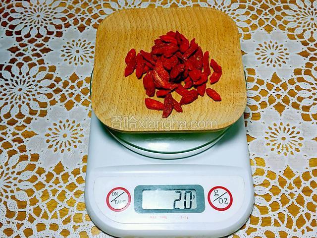 枸杞子清洗後備用