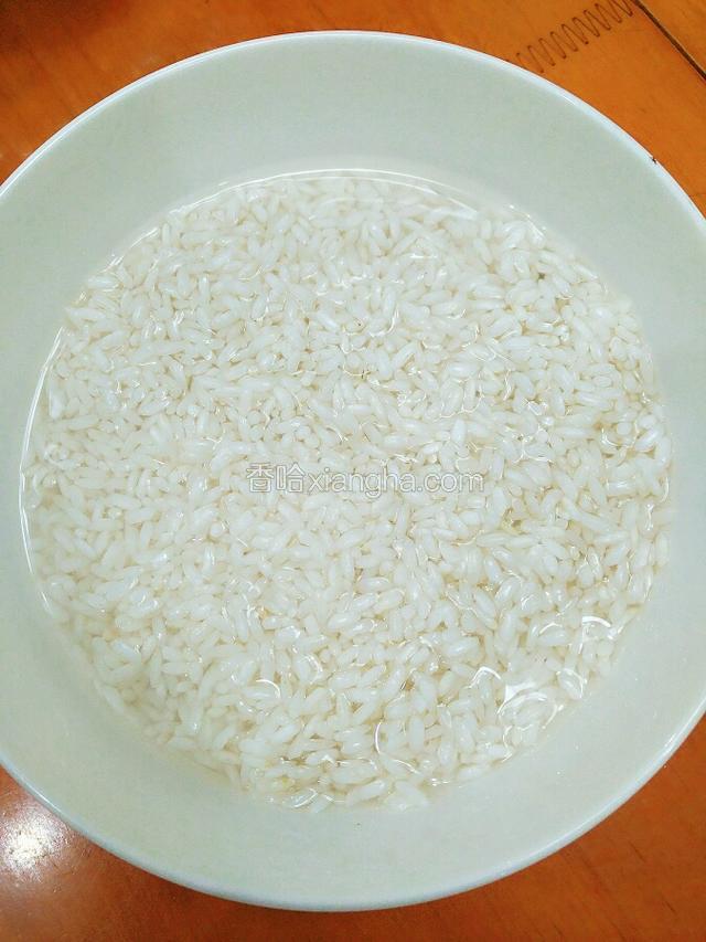 把糯米洗净，泡5个小时。