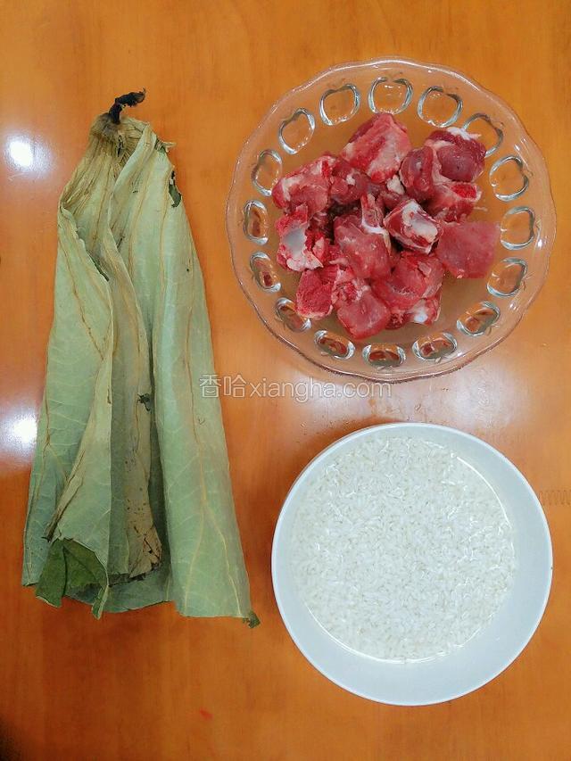 把荷叶、排骨等食材备好。