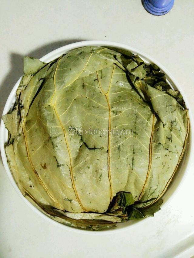 把荷叶包裹好排骨。