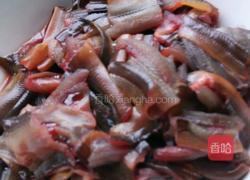 黄鳝炒蒜苗的做法图解1