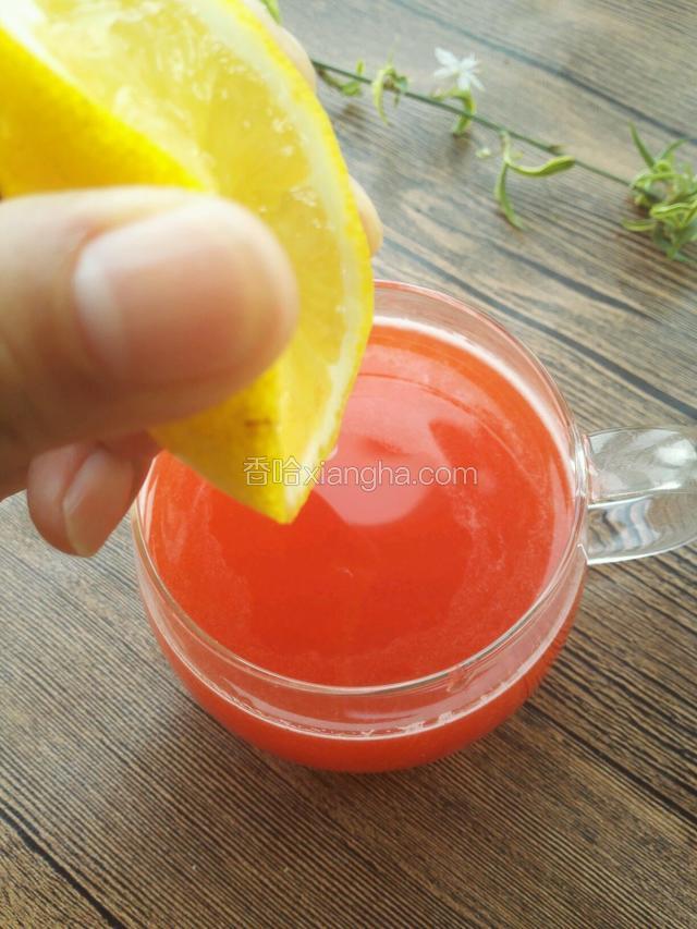 加入新鲜的柠檬汁