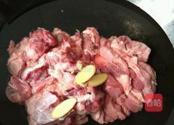 白萝卜炖牛腩的做法图解2