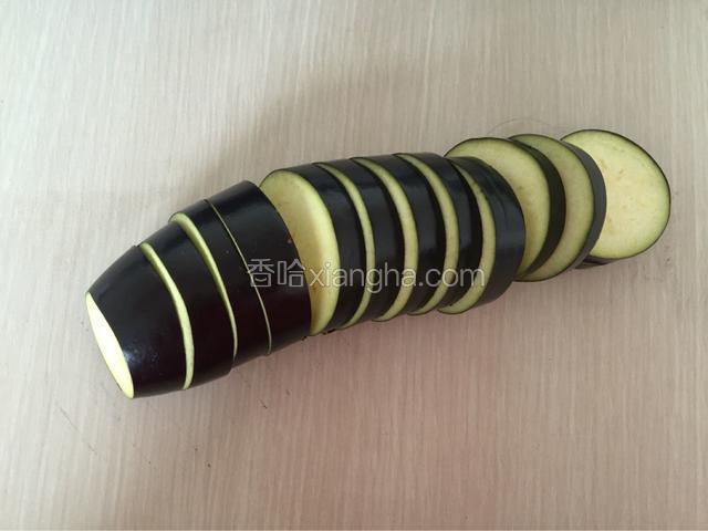茄子洗净切厚片