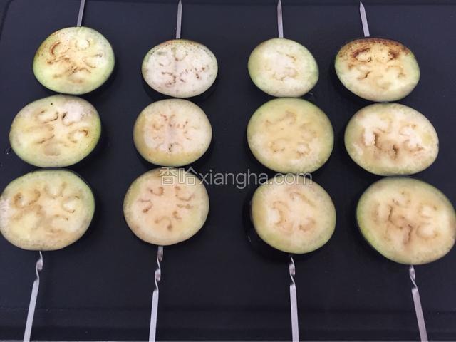 不时的翻动用铲子按压使其均匀受热