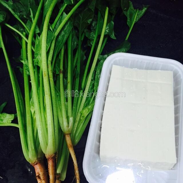食材有菠菜和豆腐