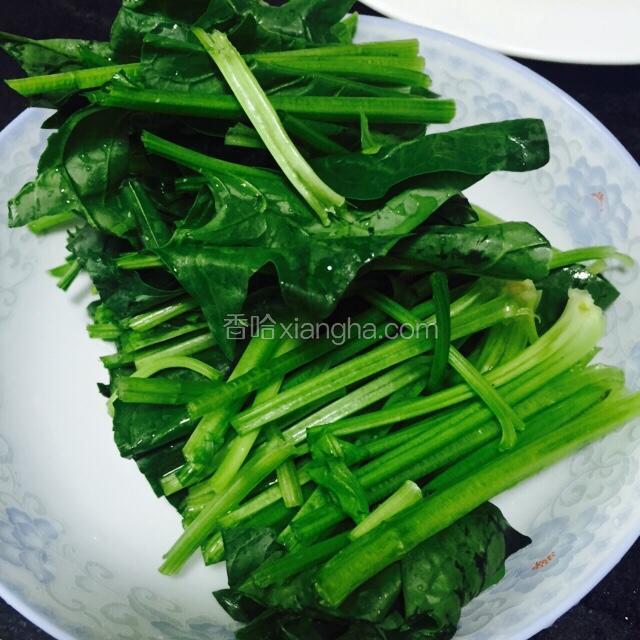 菠菜去根部，洗干净切好备用