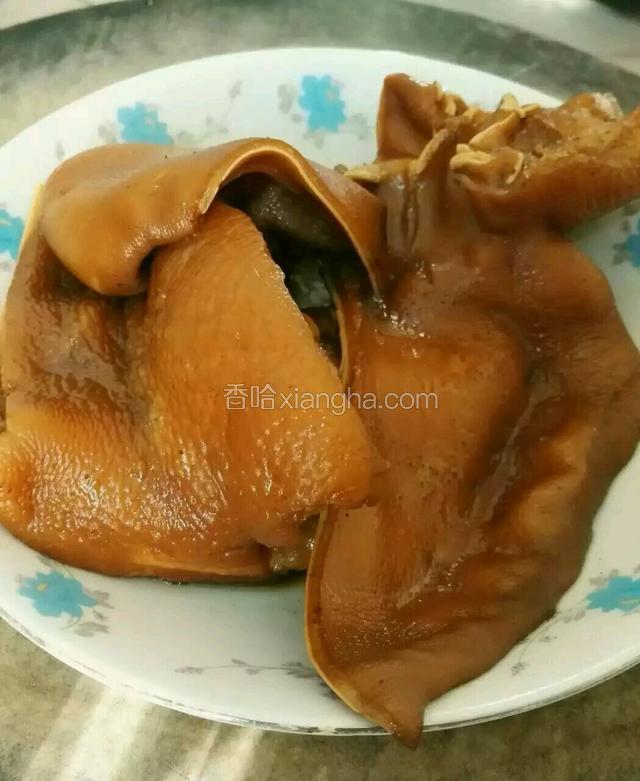 卤好的猪耳朵让人食欲大动。