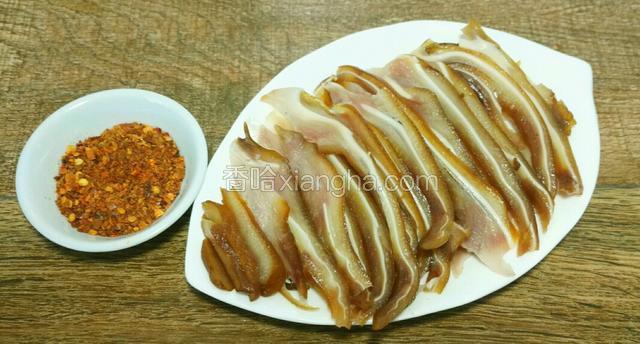 耳朵凉透斜刀切簿片配以麻辣味蘸料口感极佳。