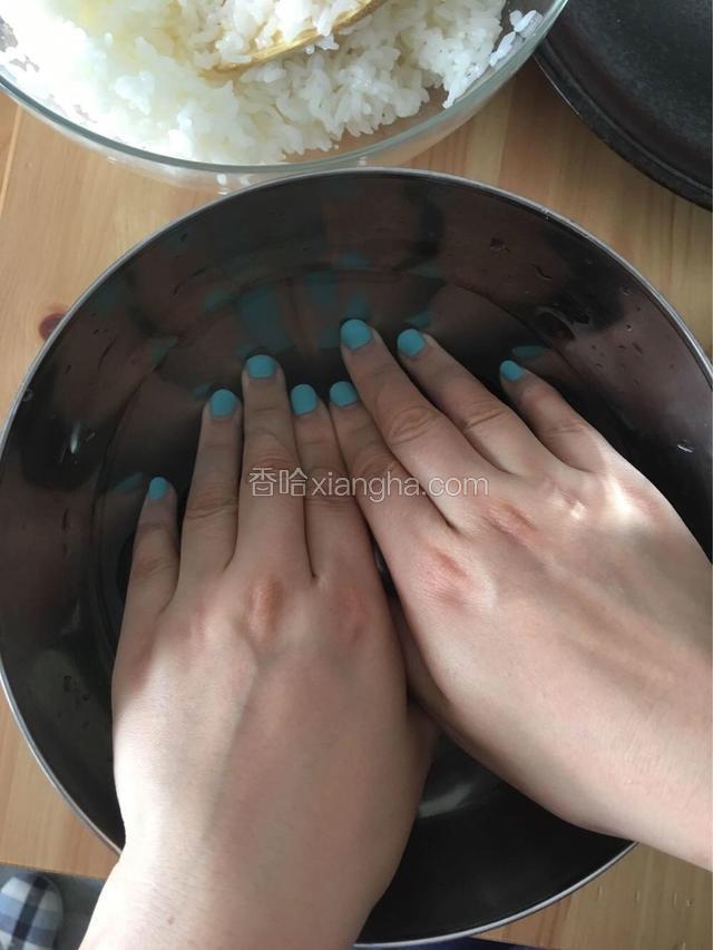 双手用饮用水浸湿