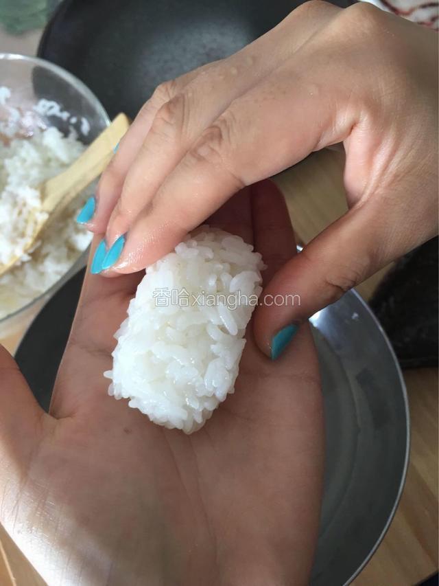 将寿司饭整形成图中形状