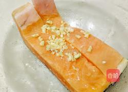 迷迭香酱汁三文鱼的做法图解2