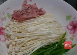 金针菇炒肉的做法图解1