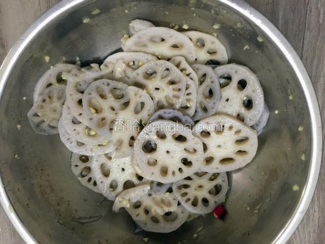 所有调料倒入盆中拌匀最后加入少许香油即可，盐少点，糖多点。