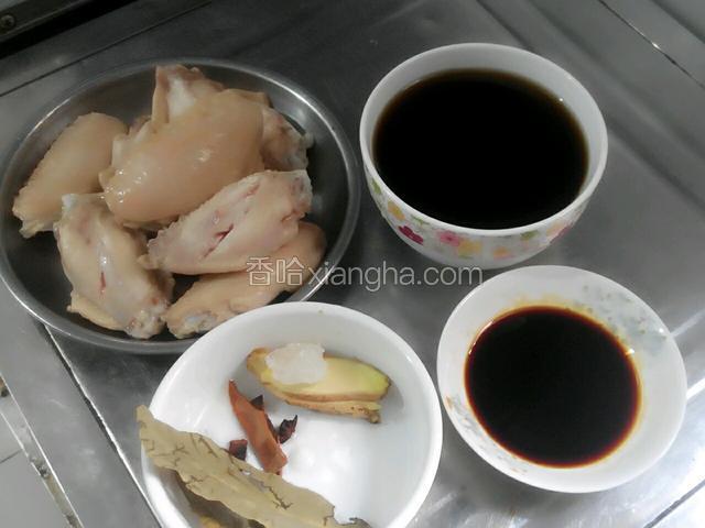 鸡翅飞水好了就准备，准备辅料（可乐一碗，酱油一匙，姜两片，香叶两片 八角一个，桂皮少许，冰糖少许）