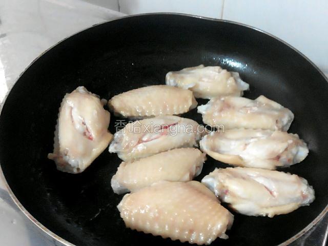锅里刷一下油，把鸡翅下去煎，