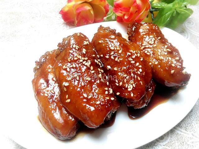 装盘洒下少许的芝麻，（芝麻家里没有的话可以不用）
