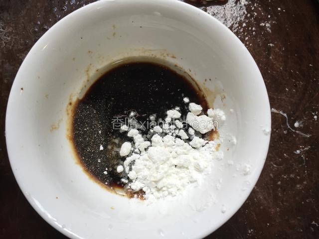 生抽 盐 老抽 玉米油 白糖 生粉 鸡精搅拌均匀调汁
