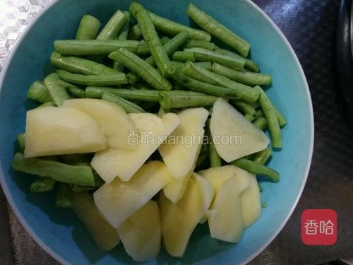 豇豆和土豆切好备用