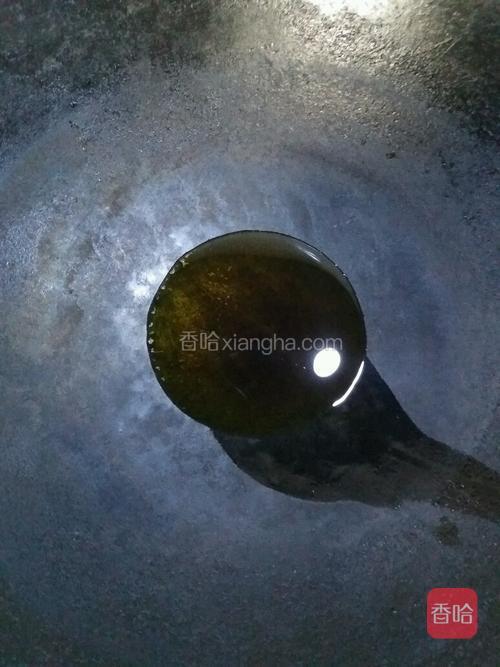锅中倒油烧热