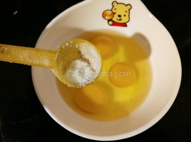 鸡蛋磕碗里，加少许盐，喜欢甜的可以把盐换成白糖。