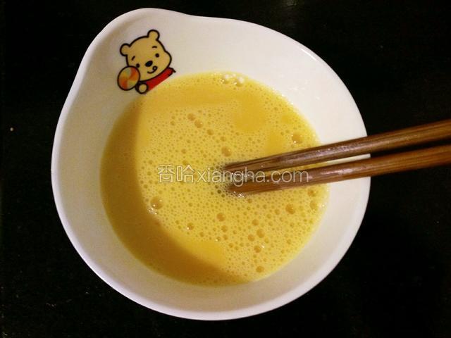 用筷子或打蛋器充分搅匀。