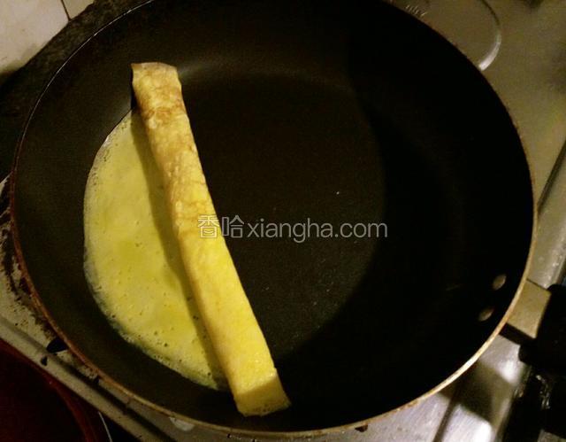 待蛋液半凝固状态的时候从一边卷起来。