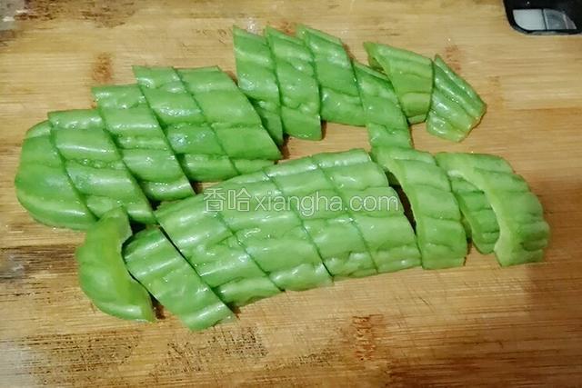 苦瓜洗干净去核切成大块用米水泡一个小时。