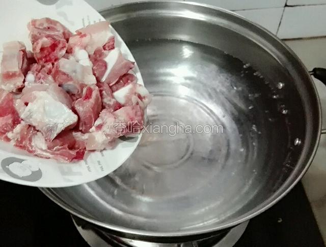 煲汤锅洗干净放入适量的水烧开把排骨倒下去。