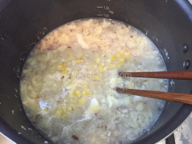 最后加入白糖和鸡蛋 一边加入鸡蛋一边搅拌均匀