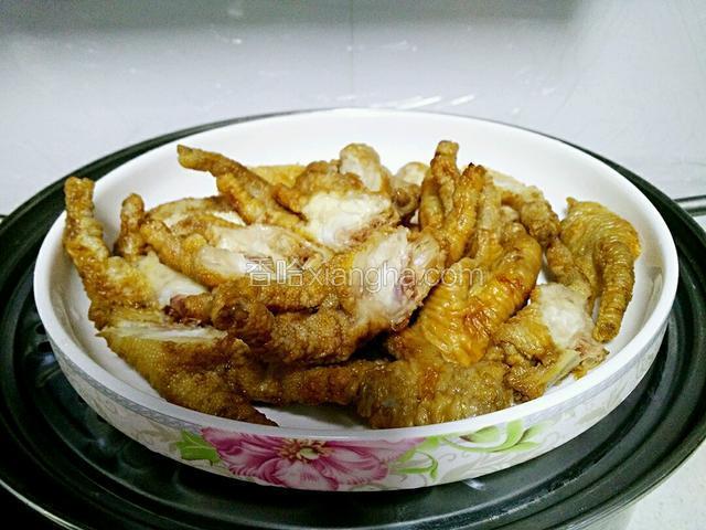 锅里水烧开后，上锅蒸一刻钟。