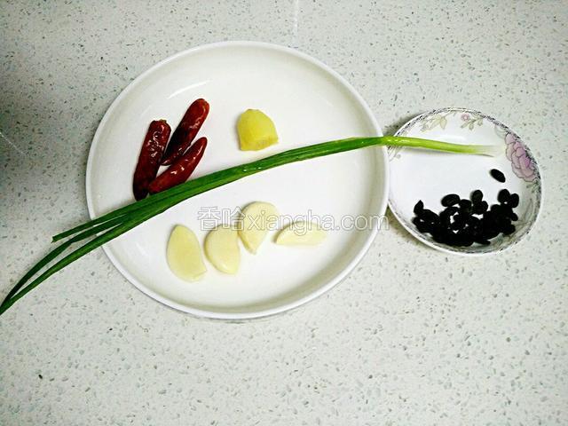 干辣椒、蒜、姜、葱、豆鼓洗净。
