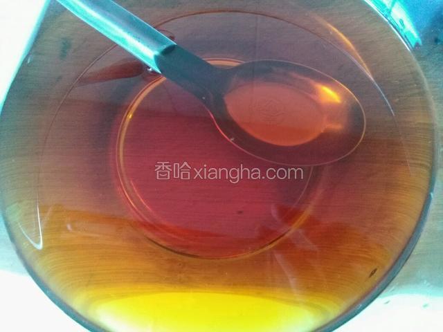取一个大碗，放入酱油，白糖，苹果醋，倒入适量雪碧和纯净水（基本1：1），调成冷面汤，放冰箱冷藏冰镇