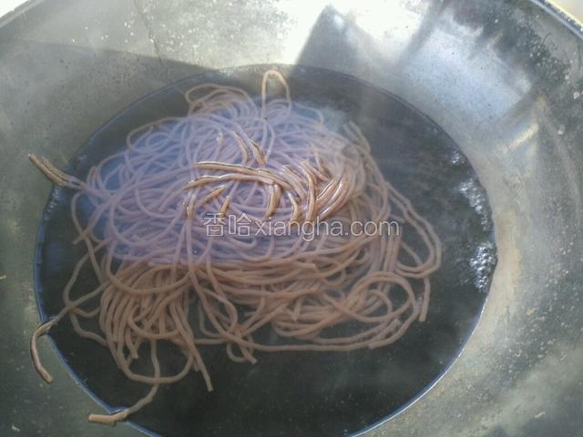 锅里烧开水，把泡好的冷面煮一下，开锅以后煮半分钟