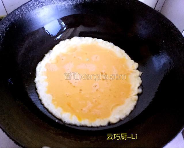热锅倒5克油。油温加热7成倒入鸡蛋，快速翻炒盛出备用。