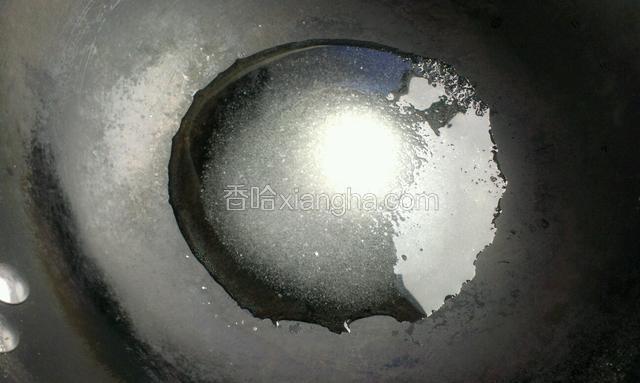 另起锅，３０克水，放入白糖