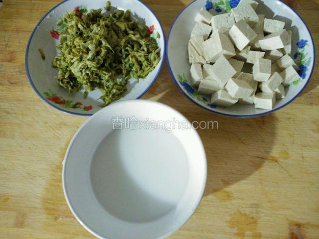 豆腐切成小块！用少量的淀粉勾一点芡