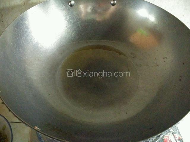 锅里放油加热