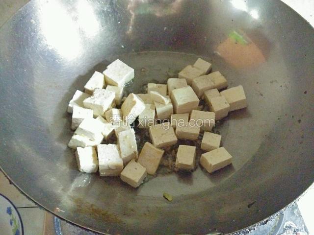 先把豆腐放进去