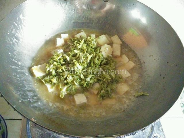 最后放入槐花！炒匀