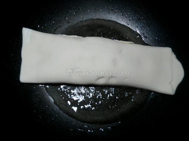 油锅烧热，小火煎。