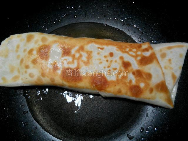 煎至金黄色翻面，继续小火煎熟。