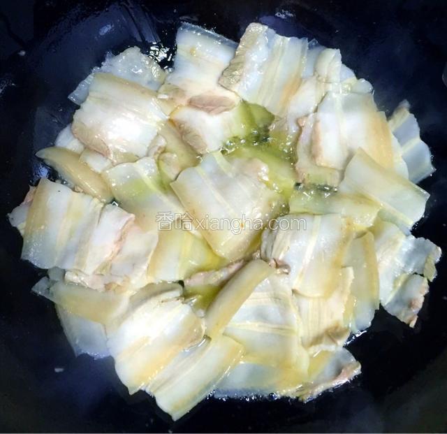 炒锅置中火上，放油烧热，下肉片略炒